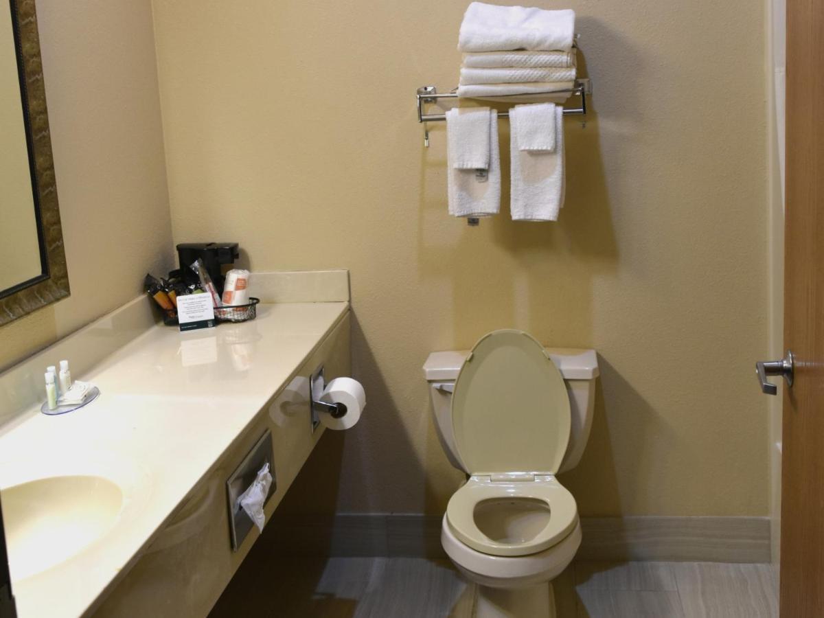 Quality Inn & Suites Brooks Louisville South Екстериор снимка