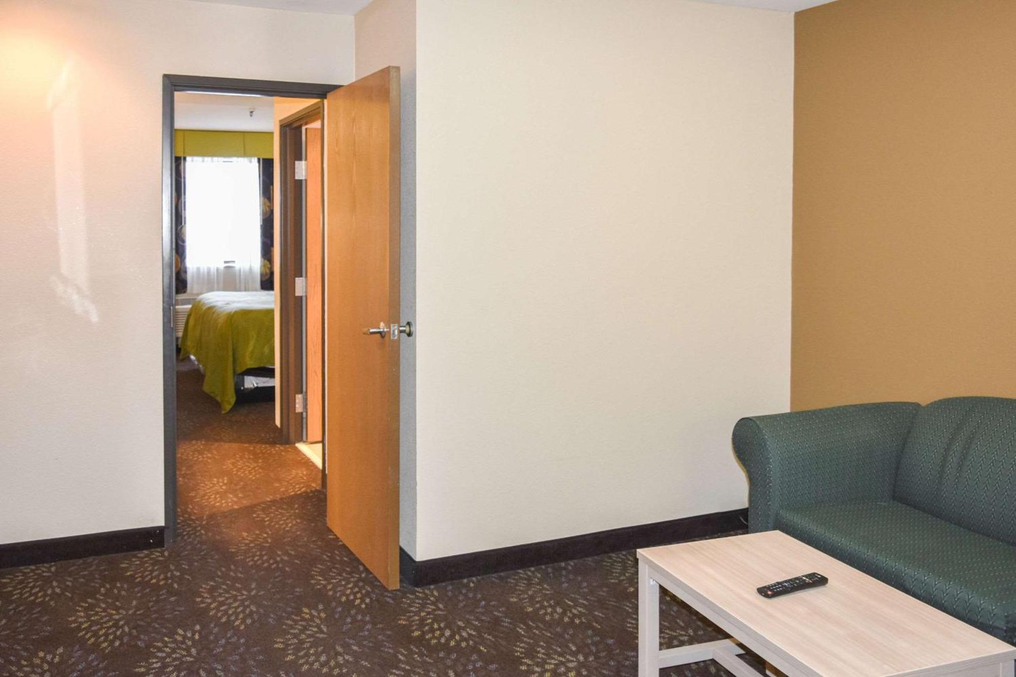 Quality Inn & Suites Brooks Louisville South Екстериор снимка